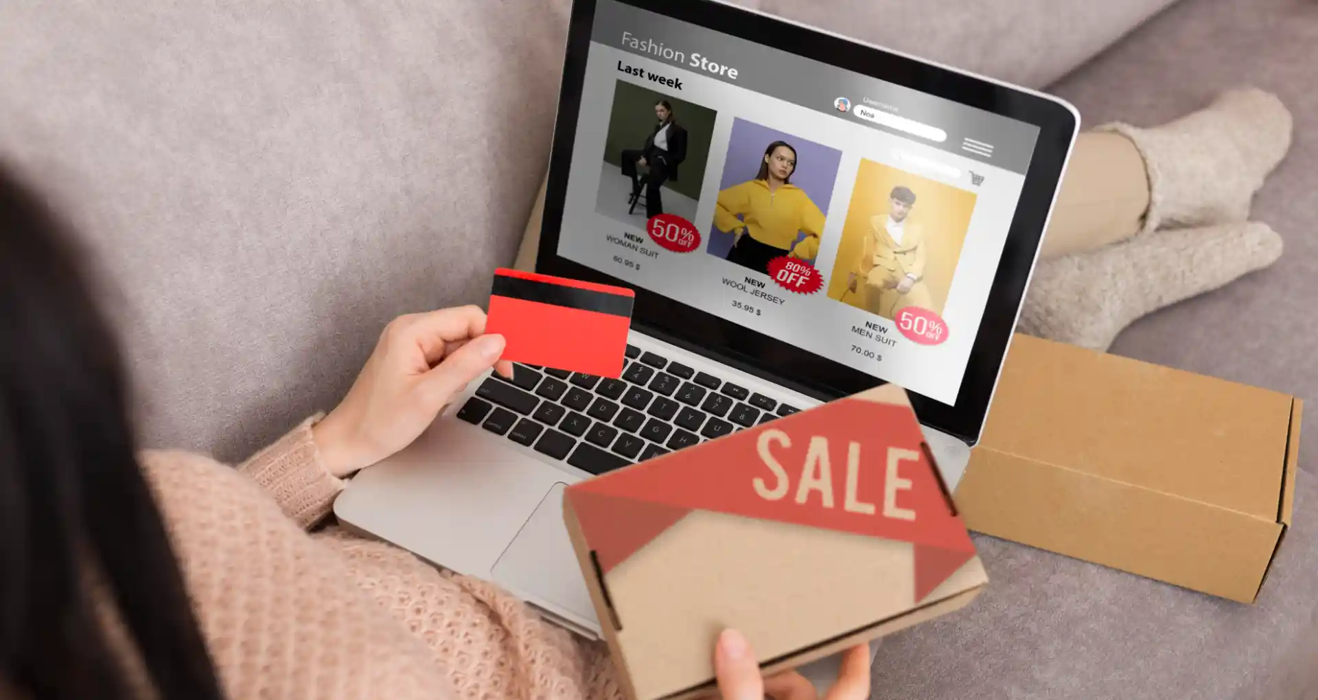 יש מסך מחשב שמראה קניה עם כרטיס אשראי ומשלוח קופסת המוצר