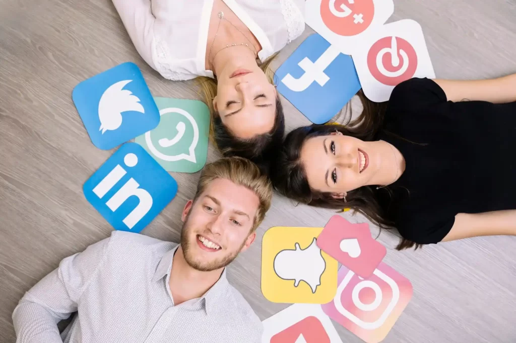 תמונה של 3 אנשים עם סמלים של רשתות חברתיות מסביבם