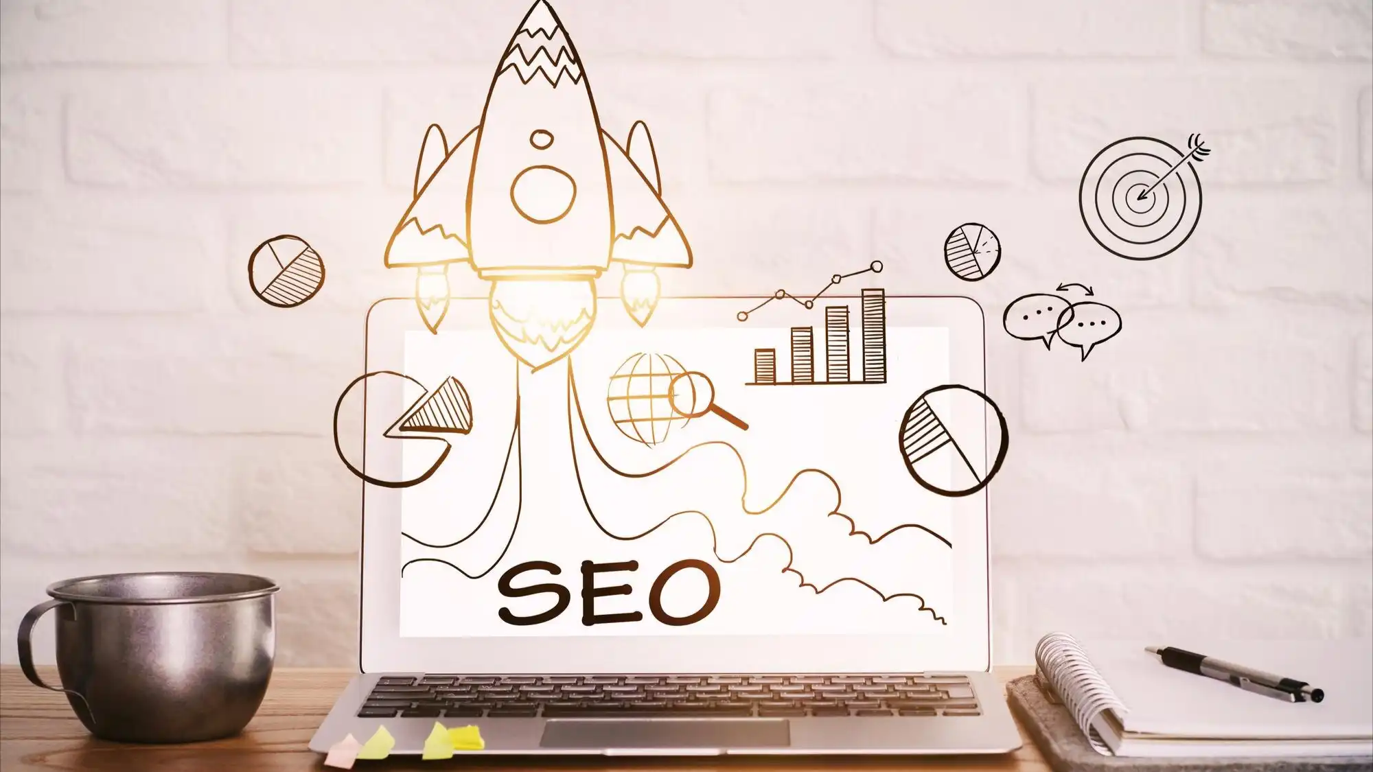 ווקטור של מסך על שולחן וציור של טיל יוצא ממנו ועוד גרפים כולל המילה קידום אתרים