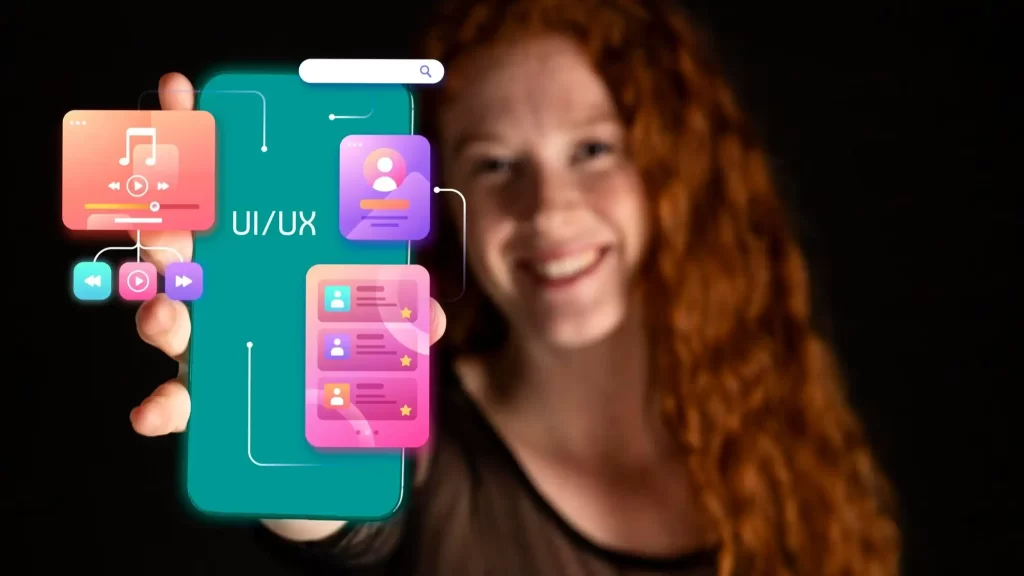 בחורה מחייכת מחזיקה סמארטפון שיוצאים ממנו מקטעים של חווית משתמש