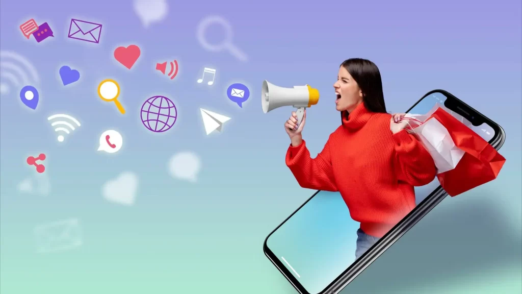 אישה יוצאת מסמארטפון במרחב עם מגה פון וסמלים של רשתות חברתיות יוצאים מהמגה פון