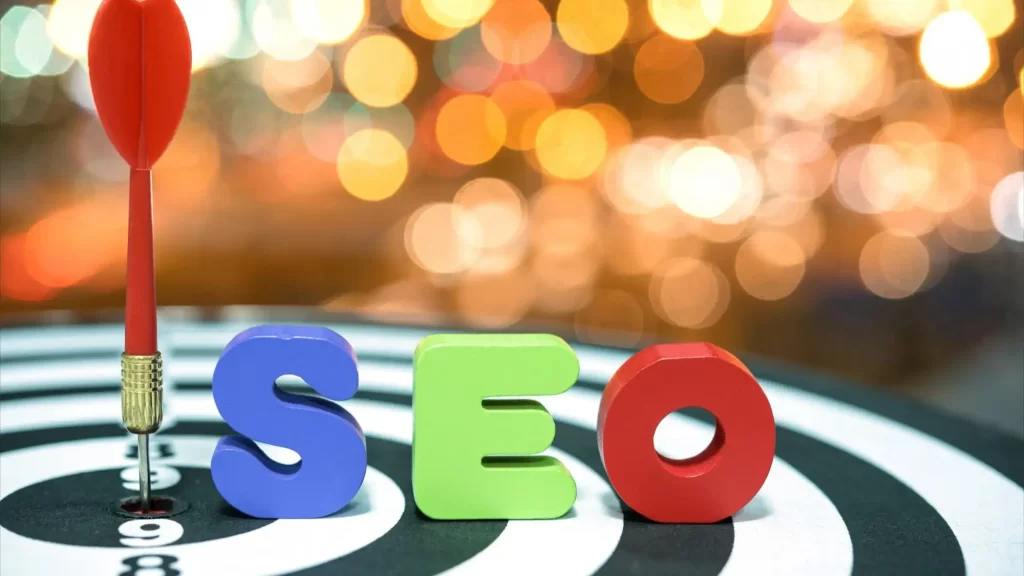 על לוח מטרה יש חץ באמצע ואותיות של seo