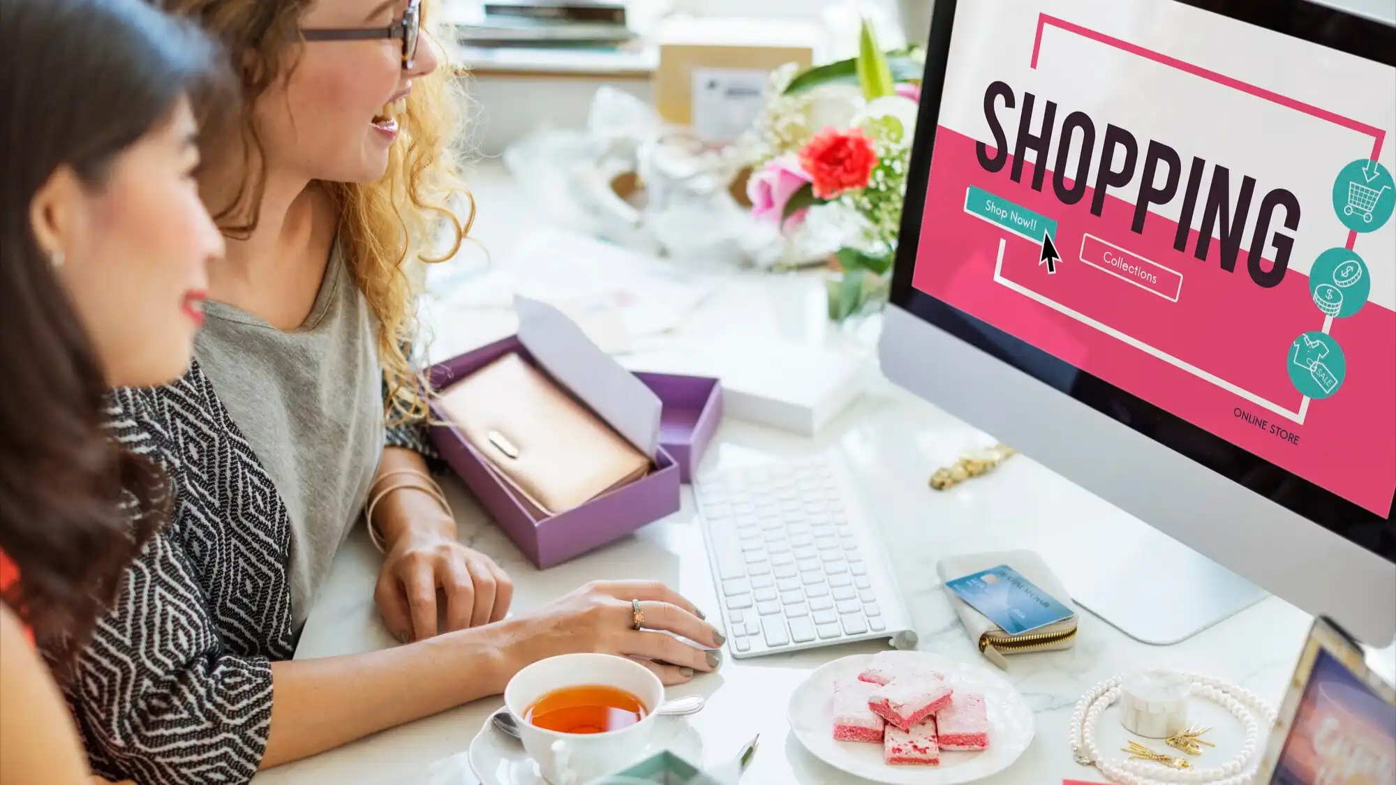 2 נשים ליד נחשב מתבוננות על חנות אונליין
